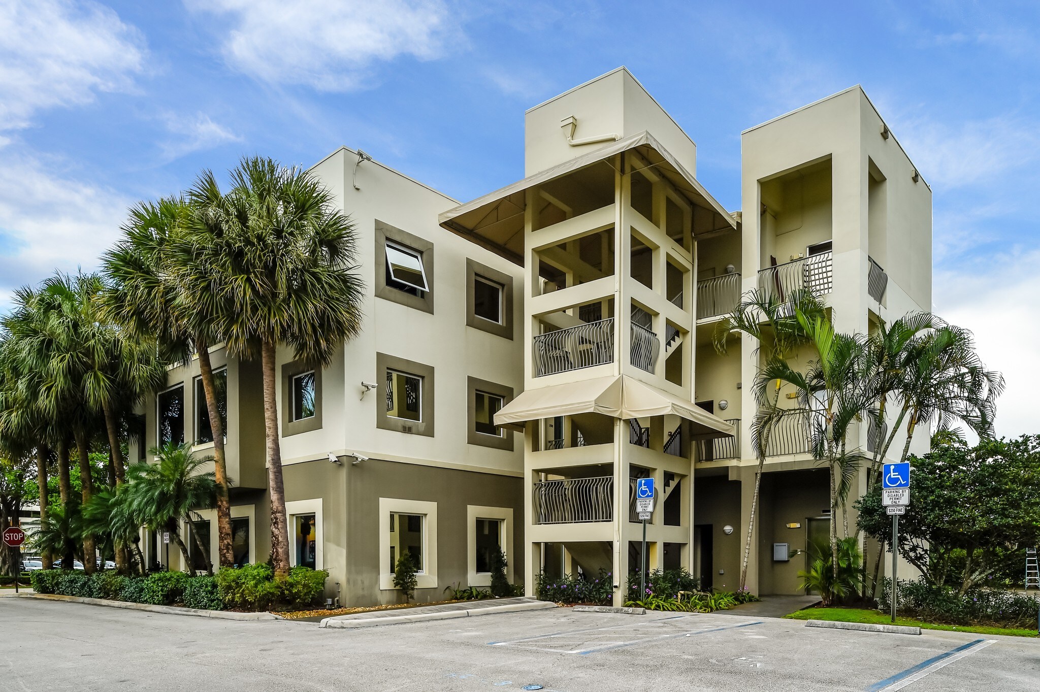 401 Fairway Dr, Deerfield Beach, FL à louer Photo de l’immeuble– Image 1 sur 8