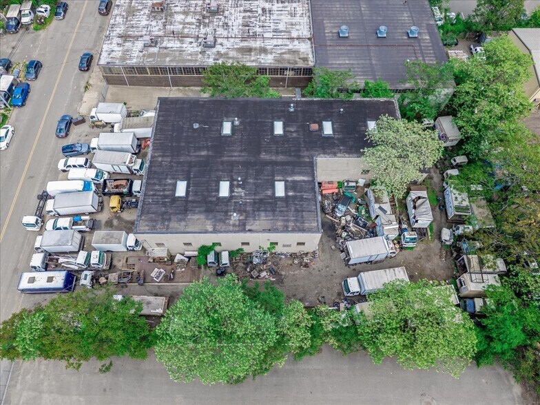 55 Sweeneydale Ave, Bay Shore, NY à louer - Photo de l’immeuble – Image 3 sur 18