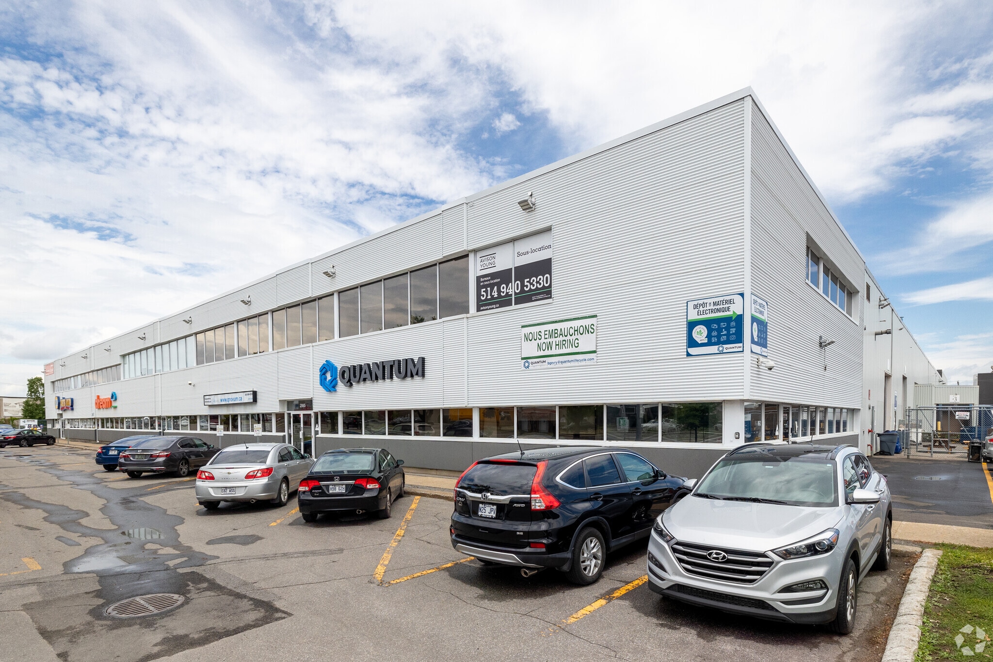 2995-2999 Boul Le Corbusier, Laval, QC à louer Photo principale– Image 1 sur 22