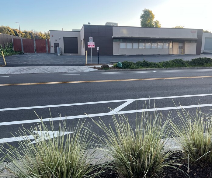 138 Jefferson Dr, Menlo Park, CA à louer - Photo de l’immeuble – Image 2 sur 3