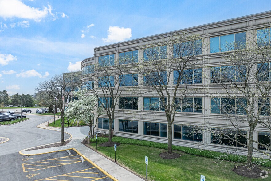 601 Oakmont Ln, Westmont, IL à vendre - Photo de l’immeuble – Image 2 sur 5