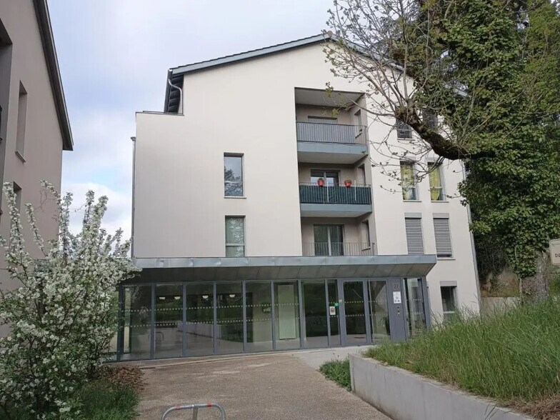 27 Place Du Château, Montluel à louer - Photo de l’immeuble – Image 2 sur 10