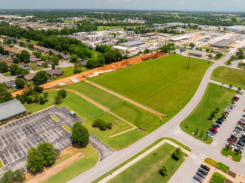 599 Bloomington Street, Lowell, AR à vendre - Photo de l’immeuble – Image 2 sur 6