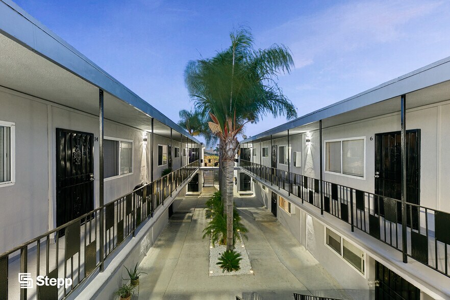 1019 Lewis Ave, Long Beach, CA à vendre - Photo de l’immeuble – Image 2 sur 12