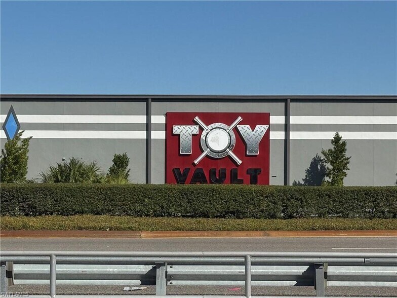 17860 Toy Vault ln, Fort Myers, FL à vendre - Photo de l’immeuble – Image 1 sur 7