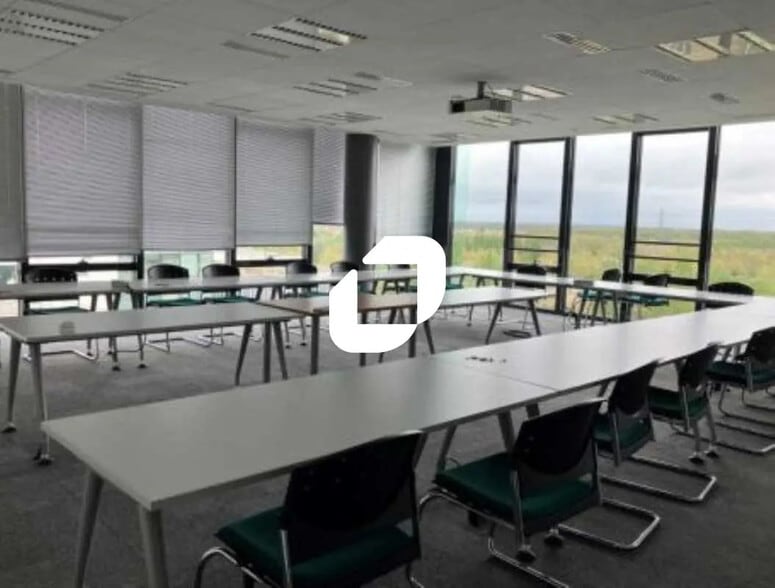 Local d’activités dans Montigny-le-Bretonneux à louer - Photo de l’immeuble – Image 3 sur 6