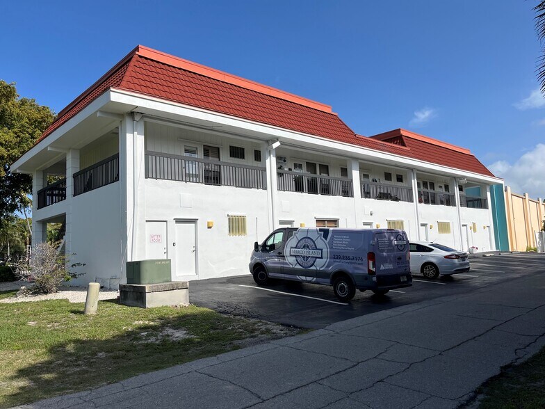 673-689 S Collier Blvd, Marco Island, FL à louer - Photo de l’immeuble – Image 3 sur 6