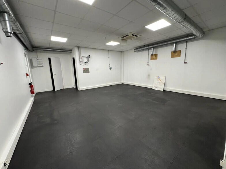 Local d’activités dans Montigny-lès-Cormeilles à louer - Photo de l’immeuble – Image 3 sur 12
