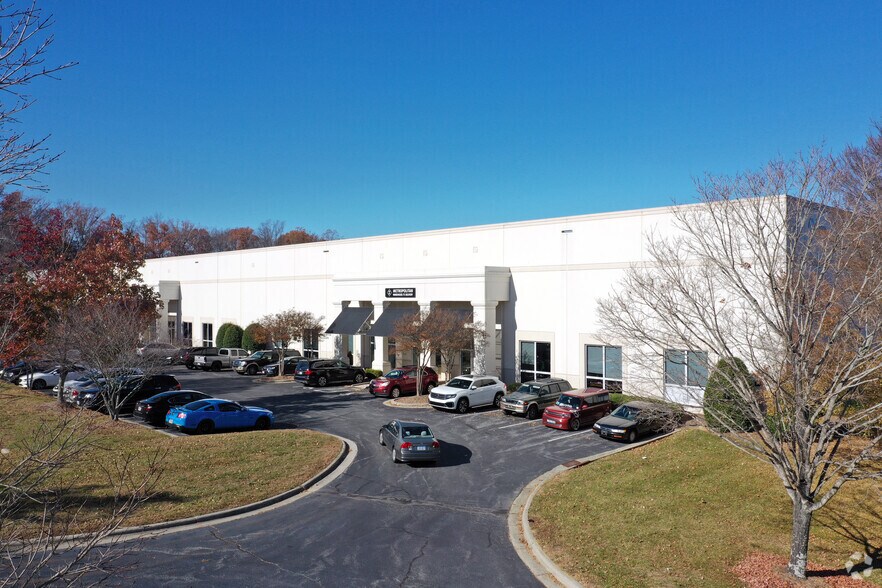 4198 Eagle Hill Dr, High Point, NC à louer - Photo de l’immeuble – Image 2 sur 2
