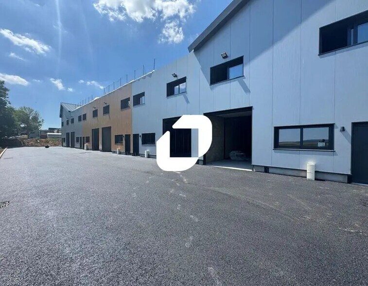 Local d'activités dans Hérouville-en-Vexin à vendre - Photo de l’immeuble – Image 2 sur 24