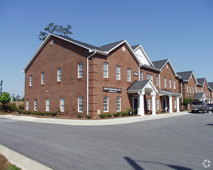 6501 Creedmoor Rd, Raleigh, NC à louer - Photo de l’immeuble – Image 2 sur 73
