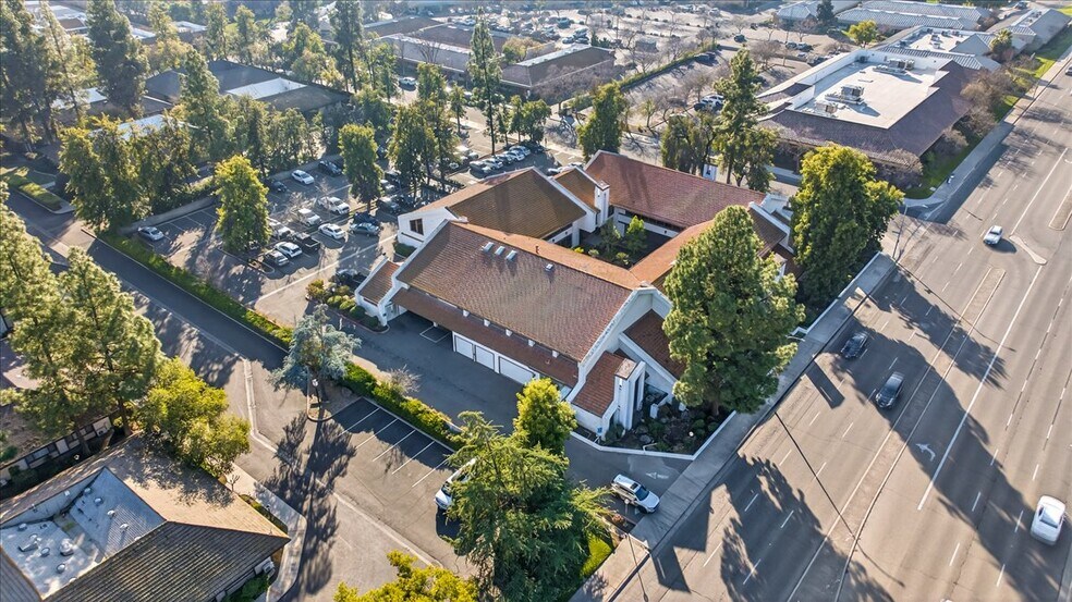 2377 W Shaw Ave, Fresno, CA à vendre - Photo de l’immeuble – Image 2 sur 21