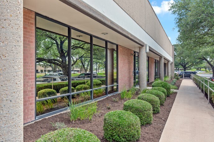 2120 W Braker Ln, Austin, TX à louer - Photo de l’immeuble – Image 3 sur 13