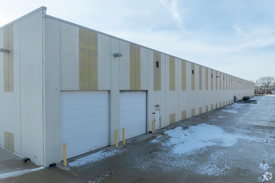 8687 S 77th Ave, Bridgeview, IL à louer - Photo de l’immeuble – Image 2 sur 5