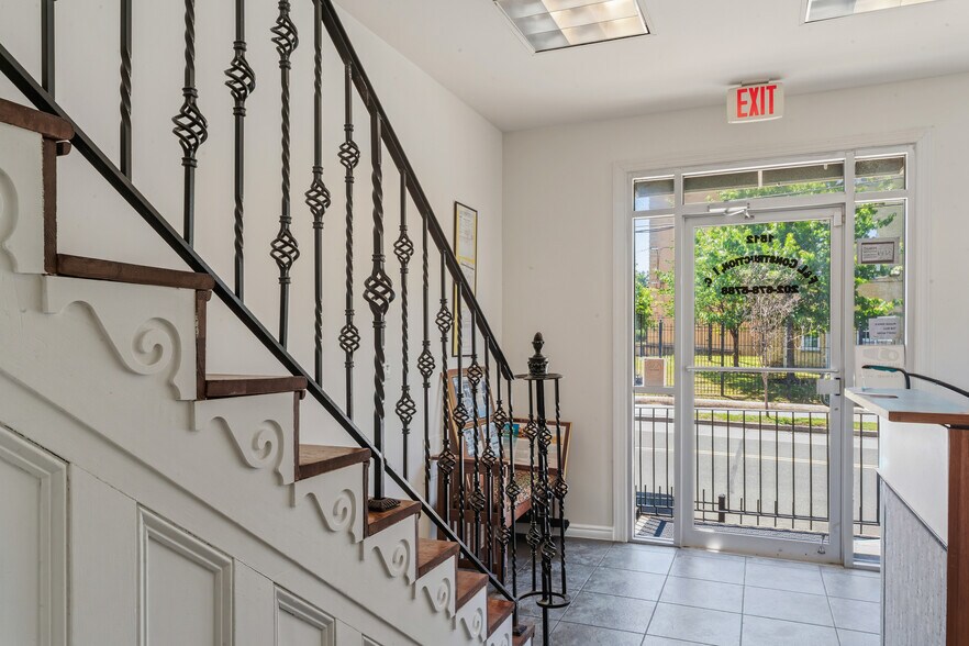 1512 Marion Barry Ave SE, Washington, DC à vendre - Photo de l’immeuble – Image 3 sur 63