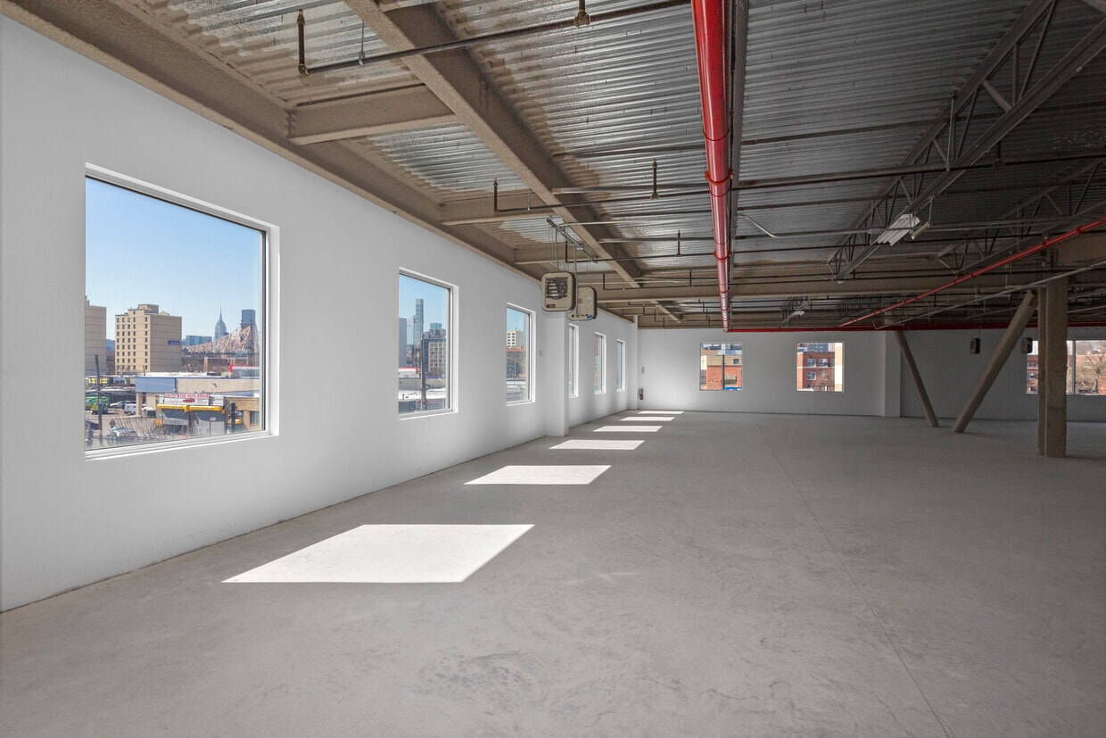 22-11 38th Ave, Long Island City, NY à louer Photo intérieure– Image 1 sur 6