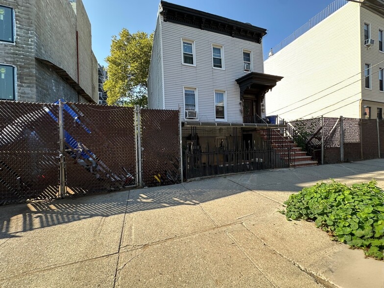 912 Herkimer St, Brooklyn, NY à vendre - Photo de l’immeuble – Image 2 sur 3