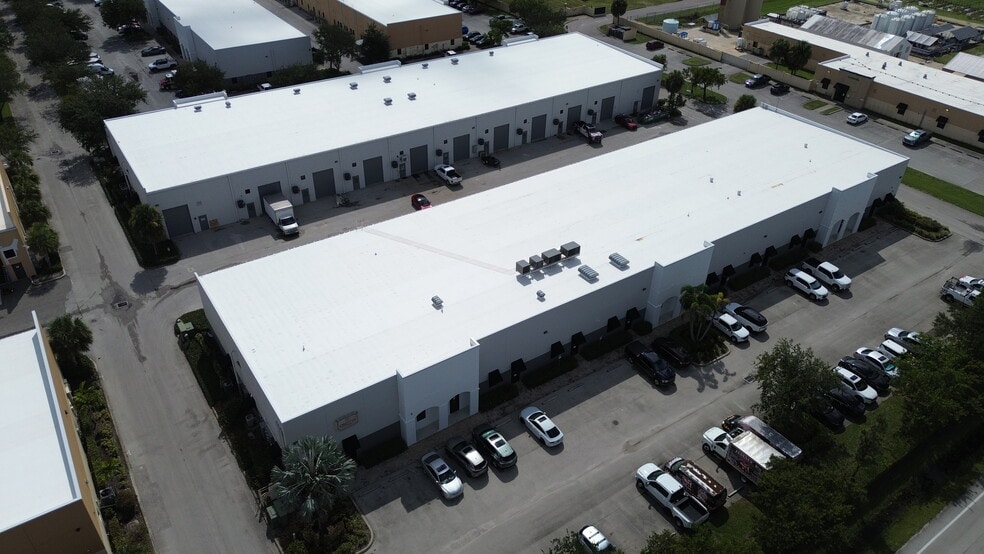 16121 Lee Rd, Fort Myers, FL à vendre - Photo de l’immeuble – Image 3 sur 4