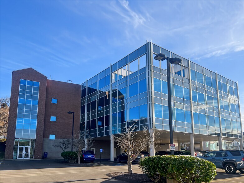 400 Lydia St, Carnegie, PA à louer - Photo de l’immeuble – Image 1 sur 14