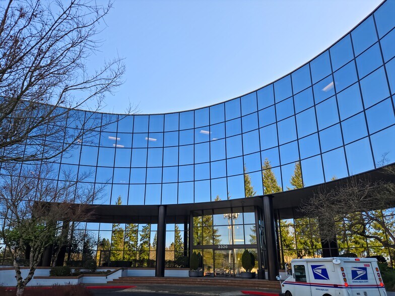 3326 160th Ave SE, Bellevue, WA à louer - Photo de l’immeuble – Image 2 sur 13