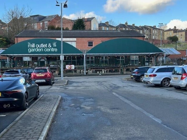 418 Bradford Rd, Batley à louer Photo de l’immeuble– Image 1 sur 1