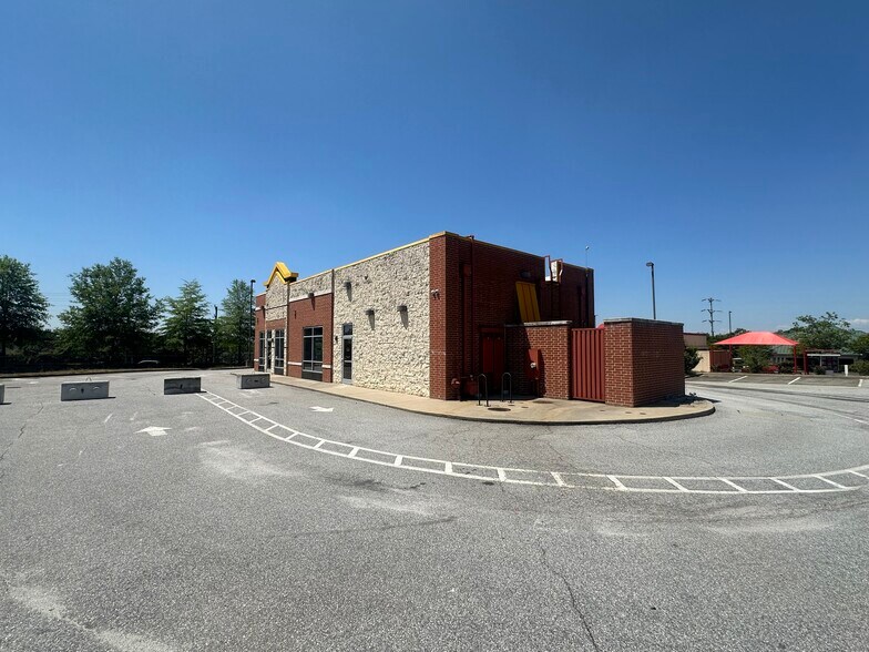 211 Pelham Rd, Greenville, SC à louer - Photo de l’immeuble – Image 3 sur 9