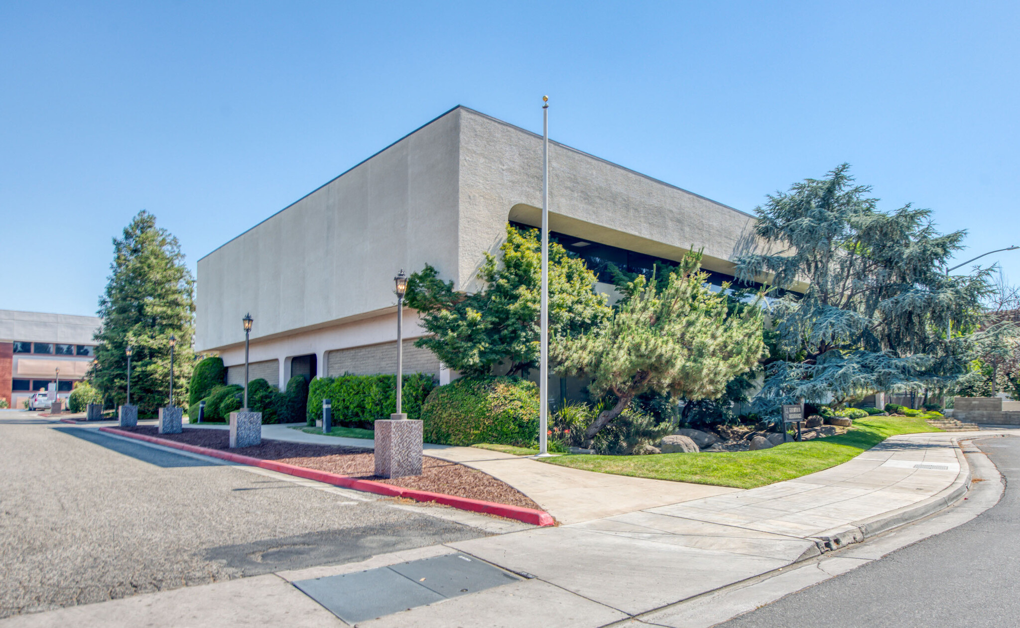 776 E Shaw Ave, Fresno, CA à louer Photo de l’immeuble– Image 1 sur 21