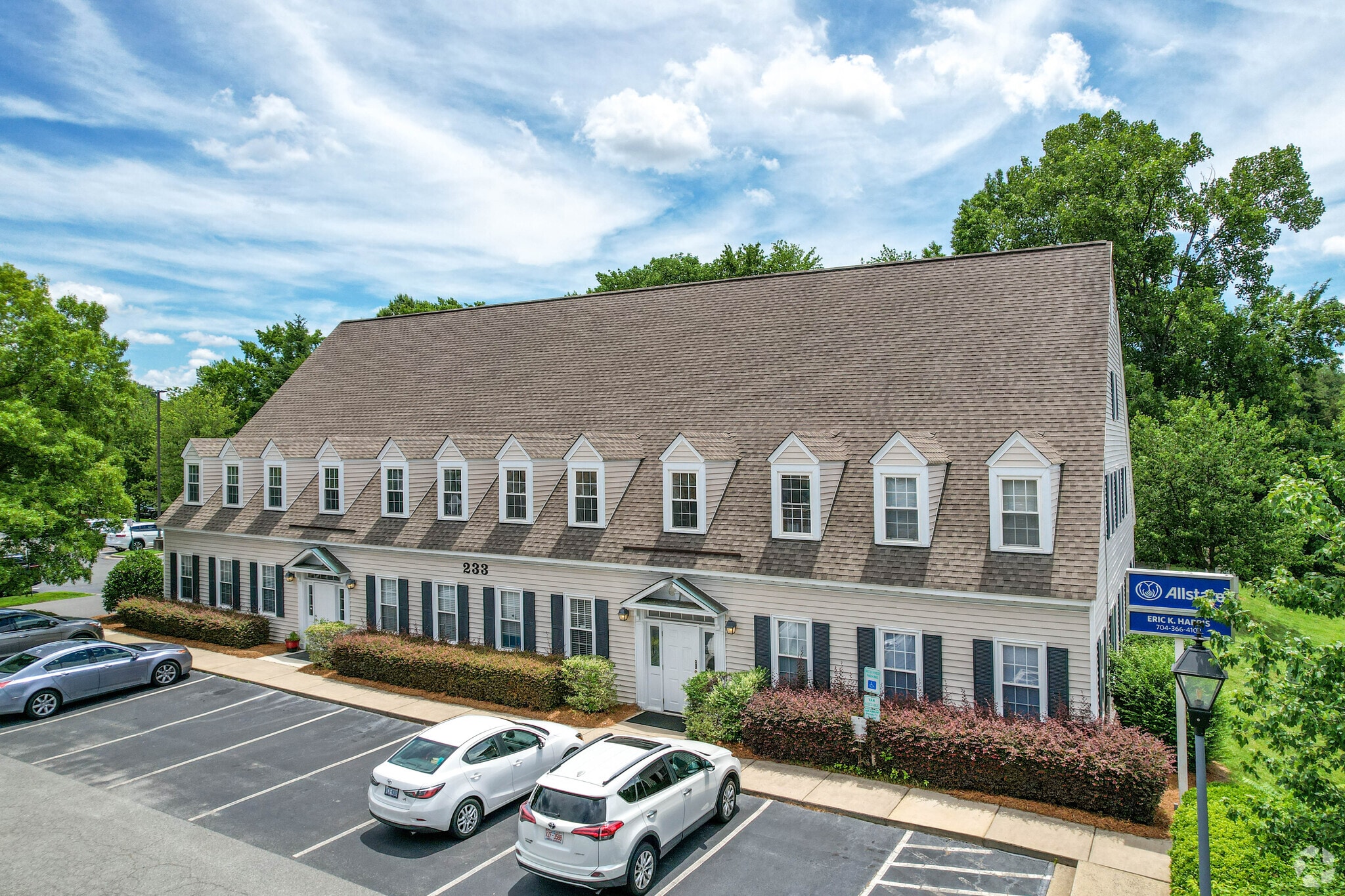 233 S Sharon Amity Rd, Charlotte, NC à louer Photo principale– Image 1 sur 5