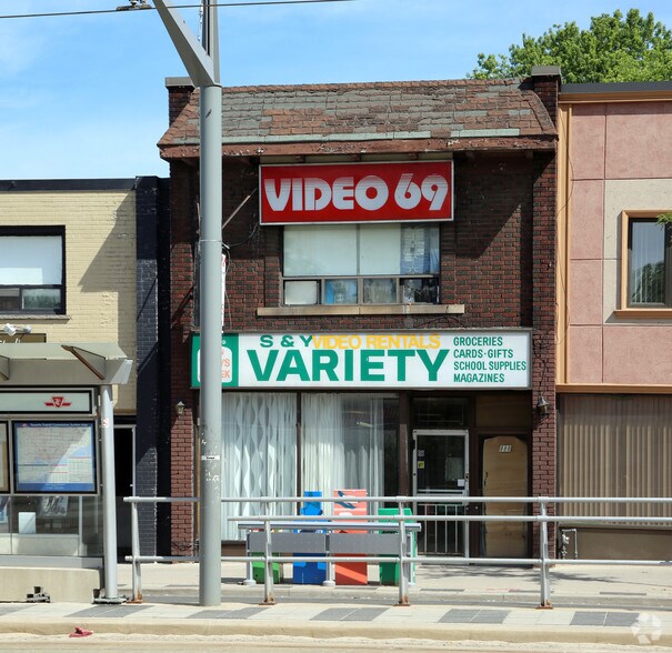 888 St Clair Ave W, Toronto, ON à vendre - Photo de l’immeuble – Image 3 sur 7