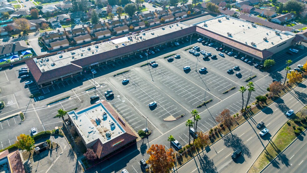 6767 N 1st St, Fresno, CA à vendre - Photo de l’immeuble – Image 3 sur 8
