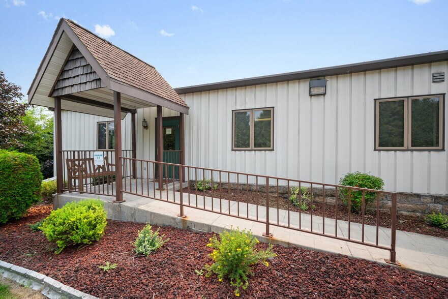 6417 Stockhausen Ln, West Bend, WI à vendre - Photo de l’immeuble – Image 1 sur 7
