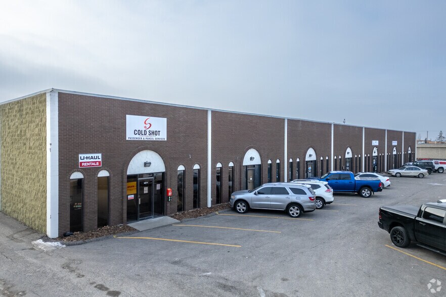 1313 44th Ave NE, Calgary, AB à louer - Photo principale – Image 1 sur 5