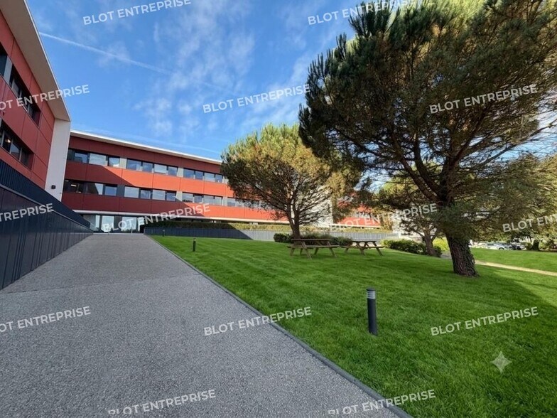 Rue Faraday Ampere A, Saint-Herblain à louer - Photo de l’immeuble – Image 3 sur 3