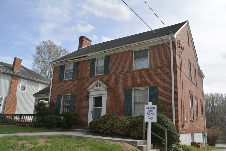 711 Oak St, Farmville, VA à vendre - Photo principale – Image 1 sur 2