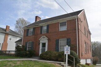 Plus de détails pour 711 Oak St, Farmville, VA - Bureau à vendre
