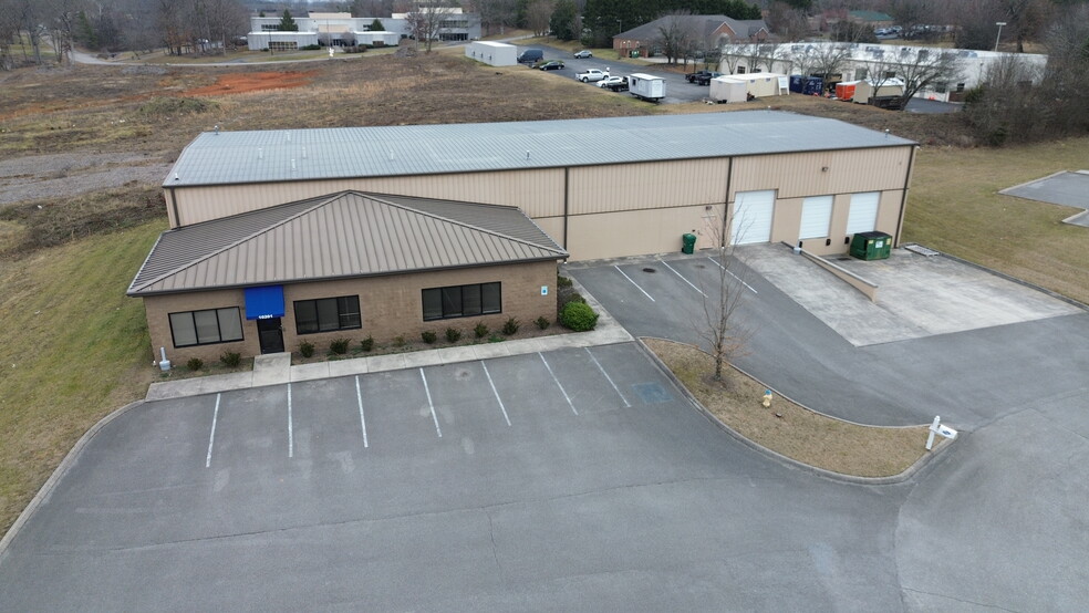 10201 Upper Ridge Way, Knoxville, TN à louer - Photo de l’immeuble – Image 1 sur 2