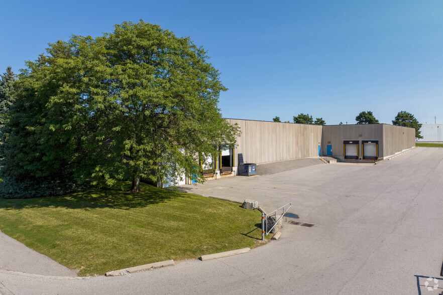585 Granite Ct, Pickering, ON à louer - Photo de l’immeuble – Image 3 sur 6