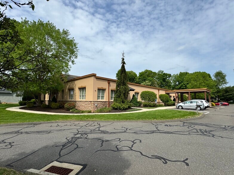 341 West St, Southington, CT à vendre - Photo de l’immeuble – Image 2 sur 9