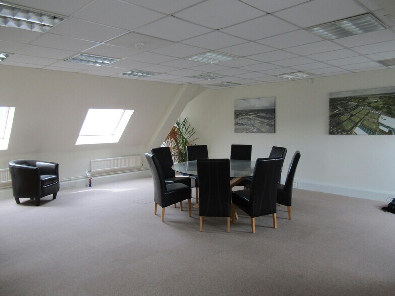 8 Milbanke Court, Milbanke Way, Bracknell à vendre - Photo de l’immeuble – Image 2 sur 11