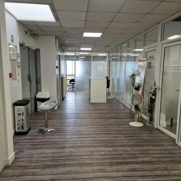 Bureau dans Sarcelles à louer - Photo de l’immeuble – Image 1 sur 11