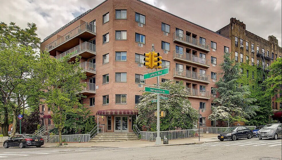 11882 Metropolitan Ave, Kew Gardens, NY à vendre - Photo de l’immeuble – Image 2 sur 48