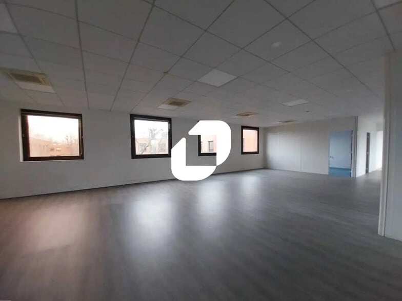 Bureau dans Montigny-le-Bretonneux à vendre - Photo de l’immeuble – Image 2 sur 9