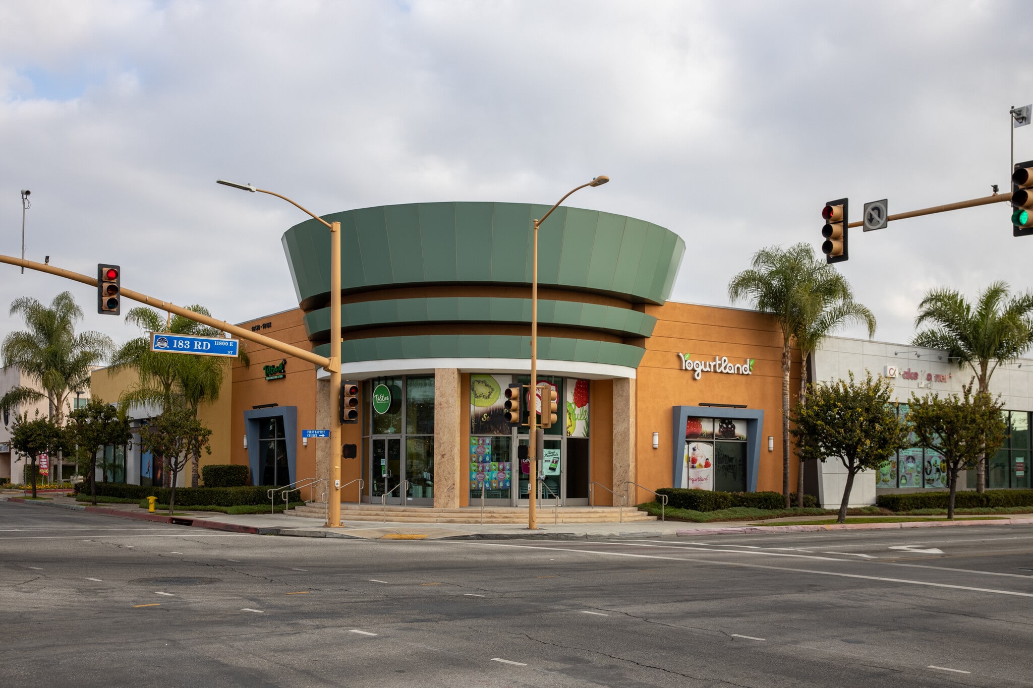 18120-18182 Pioneer Blvd, Artesia, CA à louer Photo principale– Image 1 sur 14