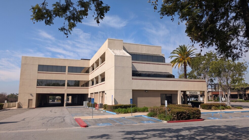 250 W 1st St, Claremont, CA à louer - Photo de l’immeuble – Image 2 sur 7
