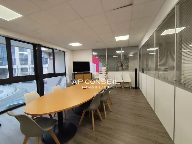 Bureau dans Montigny-le-Bretonneux à louer - Photo de l’immeuble – Image 2 sur 6