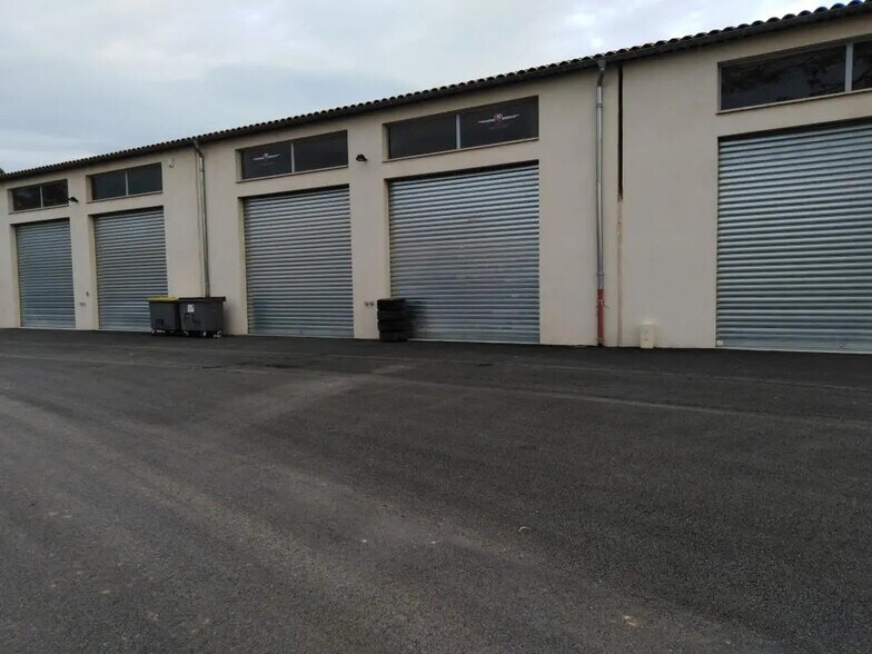 Local d’activités dans Montauroux à louer - Photo de l’immeuble – Image 1 sur 2