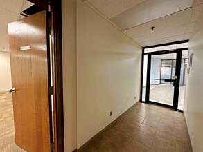 9816 Hardin St, Fort McMurray, AB à louer Photo intérieure– Image 2 sur 11