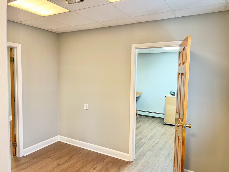 374 N Midland Ave, Saddle Brook, NJ à louer - Photo de l’immeuble – Image 2 sur 10