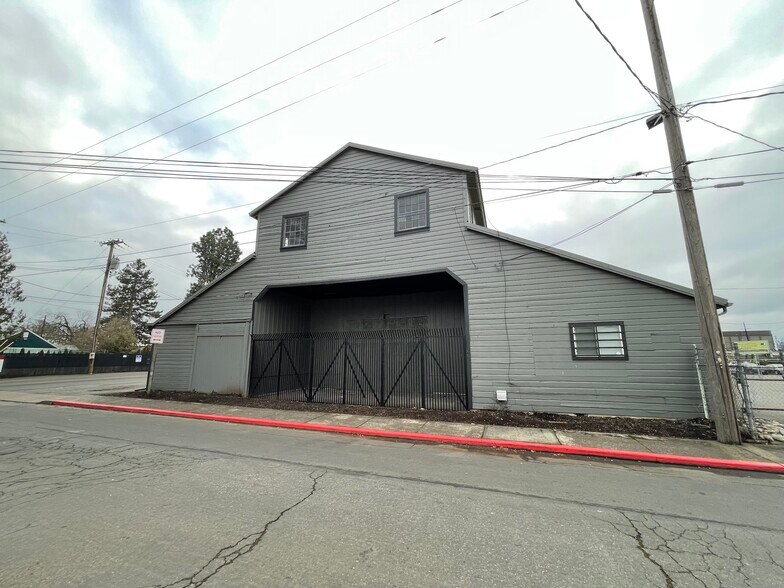 2990 Portland Rd NE, Salem, OR à louer - Photo principale – Image 2 sur 11