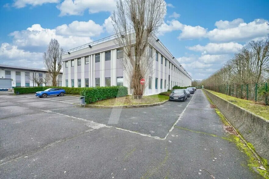 Local d’activités dans Lisses à louer - Photo de l’immeuble – Image 2 sur 8